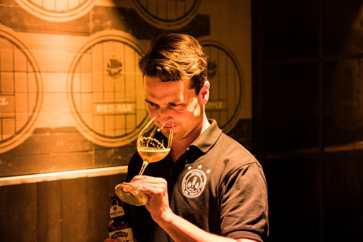 75 hours English-language teaching with international trainers with profound internships and hundreds of beers makes you a Diplom Biersommelier, a member of a world leading beer expert community.